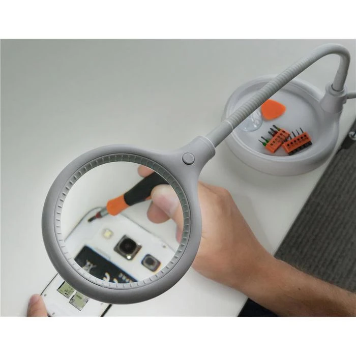 Goobay Lupenleuchte 2 In 1 LED Schwanenhals, 3 Dioptrien, Linse 100mm, Tischklemme + Standfuß 7 Goobay Lupenleuchte 2 In 1 LED Schwanenhals, 3 Dioptrien, Linse 100mm, Tischklemme + Standfuß – Bild 7